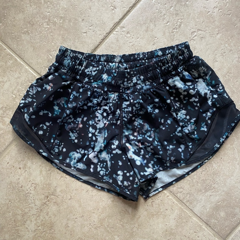 Lululemon hotty hot 2.5 short size 6